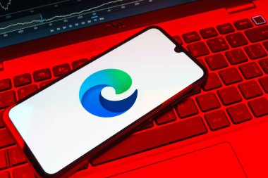 Prag, Çek Cumhuriyeti - 08 18 2025: Klavyede Edge logosunu gösteren bir cep telefonu. Edge, Microsoft tarafından Windows aygıtları için geliştirilen bir web tarayıcısıdır..