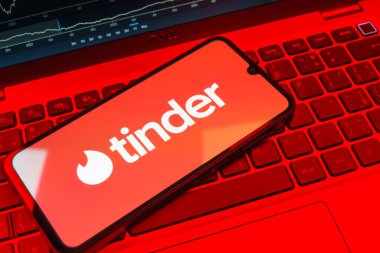 Prag, Çek Cumhuriyeti - 08 18 2025: Tinder logosu klavyede bir cep telefonunda görülüyor. Tinder insanları eşleştirmek ve bağlamak için bir randevu uygulaması.
