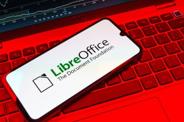 Prag, Çek Cumhuriyeti - 08 18 2025: Klavyede bir cep telefonu LibreOffice logosu sergiler. LibreOffice, dokümanlar, hesap tabloları ve sunumlar oluşturmak için özgür bir yazılım takımıdır..