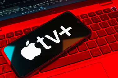 Prag, Çek Cumhuriyeti - 08 18 2025: Bir klavyede bir cep telefonu Apple TV + logosu görüntüler. Apple TV +, filmler ve TV programları için bir yayın platformudur..