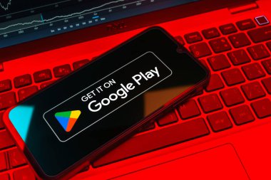 Prag, Çek Cumhuriyeti - 08 18 2025: Bir klavyede bir cep telefonu Google Play logosunu görüntüler. Google Play uygulamaları, oyunları ve dijital içeriği indirmek için bir platformdur.