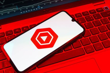 Prag, Çek Cumhuriyeti - 08 18 2025: Klavyede bir cep telefonu Youtube Studio logosu sergiliyor. Youtube Studio YouTube kanallarını yönetmek ve analiz etmek için bir platformdur.