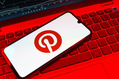 Prag, Çek Cumhuriyeti - 08 18 2025: Klavyede bir cep telefonu Pinterest logosunu gösteriyor. Pinterest fikirleri görsel olarak keşfetmek ve kaydetmek için bir platformdur..