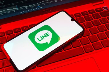 Prag, Çek Cumhuriyeti - 08 18 2025: Klavyede bir cep telefonu Hattı logosunu gösterir. Line aramalar, mesajlar ve çokluortam paylaşımı için bir mesajlaşma uygulamasıdır.