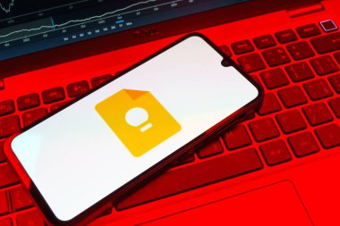 Prag, Çek Cumhuriyeti - 08 18 2025: Klavyede bir cep telefonu Google Keep logosunu gösteriyor. Google Keep notlar, listeler ve hatırlatıcılar için bir platformdur.