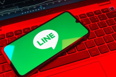 Prag, Çek Cumhuriyeti - 08 18 2025: Klavyede bir cep telefonu Hattı logosunu gösterir. Line aramalar, mesajlar ve çokluortam paylaşımı için bir mesajlaşma uygulamasıdır.