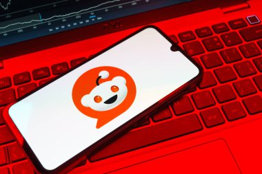 Prag, Çek Cumhuriyeti - 08 18 2025: Klavyede bir cep telefonu Reddit logosu sergiler. Reddit tartışma, haber ve toplum içeriği için bir platformdur.