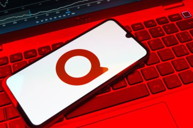 Prag, Çek Cumhuriyeti - 08 18 2025: Klavyede bir cep telefonu Quora logosunu gösterir. Quora soru sormak ve bilgi paylaşmak için bir platformdur..