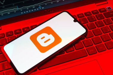 Prag, Çek Cumhuriyeti - 08 18 2025: Klavyede bir cep telefonu Blogger logosunu gösterir. Blogger blog oluşturma ve yayınlama için bir platformdur.