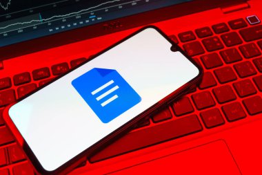 Prag, Çek Cumhuriyeti - 08 18 2025: Google Docs logosunu gösteren bir cep telefonu. Google Docs metin belgeleri oluşturmak ve düzenlemek için bir platformdur.
