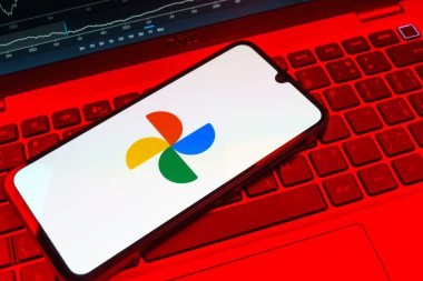 Prag, Çek Cumhuriyeti - 08 18 2025: Bir klavyede bir cep telefonu Google Photos logosunu görüntüler. Google Fotoğrafları fotoğraf ve videoları saklamak ve düzenlemek için bir platformdur.