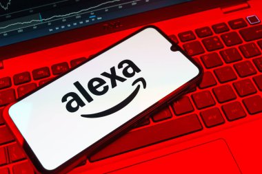 Prag, Çek Cumhuriyeti - 08 18 2025: Klavyede Alexa logosu bulunan bir cep telefonu. Alexa akıllı aygıtlar ve servisler için ses asistanıdır.