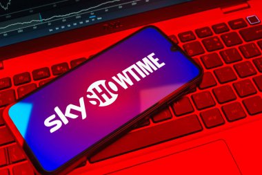 Prag, Çek Cumhuriyeti - 08 18 2025: Klavyede bir cep telefonu SkyShowtime logosu sergiler. SkyShowtime, sinema ve televizyon dizileri için bir yayın platformudur..
