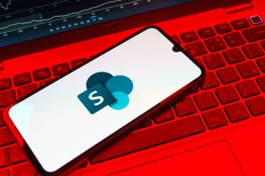 Prag, Çek Cumhuriyeti - 08 18 2025: Klavyede bir cep telefonu Microsoft Sharepoint logosunu gösteriyor. Microsoft Sharepoint işbirliği ve belge yönetimi için bir platformdur.