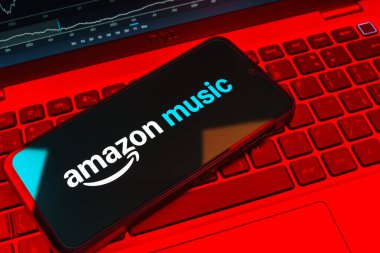 Prag, Çek Cumhuriyeti - 08 18 2025: Klavyede bir cep telefonu Amazon Müzik logosu sergiler. Amazon Müzik müzik müzik için bir platformdur..
