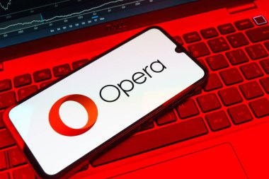 Prag, Çek Cumhuriyeti - 08 18 2025: Klavyede bir cep telefonu Opera logosunu gösterir. Opera hızlı ve güvenli internet taraması için bir web tarayıcısıdır.