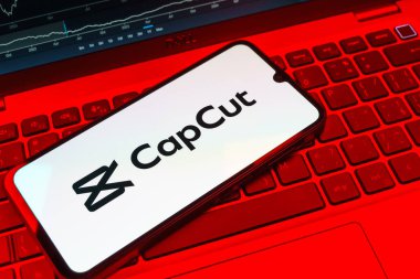 Prag, Çek Cumhuriyeti - 08 18 2025: Klavyede bir cep telefonu CapCut logosu sergiler. CapCut video düzenleme ve oluşturma için bir platformdur.