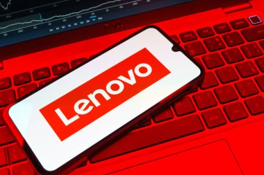 Prag, Çek Cumhuriyeti - 08 18 2025: Klavyede bir cep telefonu Lenovo logosunu gösteriyor. Lenovo bilgisayar ve elektronik üreten bir teknoloji şirketidir..