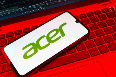 Prag, Çek Cumhuriyeti - 08 18 2025: Klavyede bir cep telefonu Acer logosunu gösterir. Acer bilgisayar ve elektronik üreten bir teknoloji şirketidir..