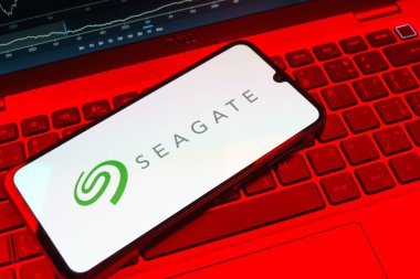Prag, Çek Cumhuriyeti - 08 18 2025: Klavyede bir cep telefonu Seagate logosunu gösteriyor. Seagate sabit disk ve depolama çözümleri üreten bir şirkettir..