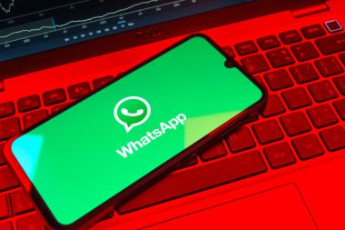 Prag, Çek Cumhuriyeti - 08 18 2025: Klavyede WhatsApp logosu gösteren bir cep telefonu. WhatsApp mesaj, çağrı ve medya göndermek için bir uygulamadır.