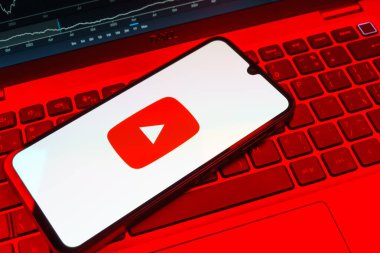 Prag, Çek Cumhuriyeti - 08 18 2025: Klavyede bir cep telefonu Youtube logosu sergiler. Youtube dünya çapında videoları izlemek ve paylaşmak için bir platform.