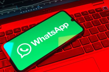 Prag, Çek Cumhuriyeti - 08 18 2025: Klavyede WhatsApp logosu gösteren bir cep telefonu. WhatsApp mesaj, çağrı ve medya göndermek için bir uygulamadır.