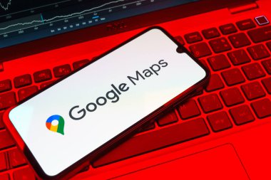 Prag, Çek Cumhuriyeti - 08 18 2025: Bir klavyede bir cep telefonu Google Maps logosu görüntüler. Google Maps haritalar, navigasyon ve konum hizmetleri için bir platformdur.