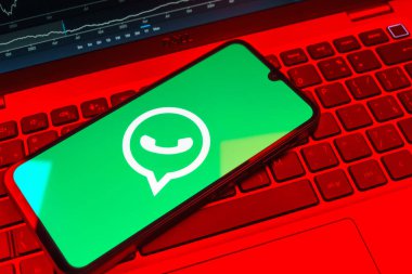 Prag, Çek Cumhuriyeti - 08 18 2025: Klavyede WhatsApp logosu gösteren bir cep telefonu. WhatsApp mesaj, çağrı ve medya göndermek için bir uygulamadır.