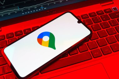 Prag, Çek Cumhuriyeti - 08 18 2025: Bir klavyede bir cep telefonu Google Maps logosu görüntüler. Google Maps haritalar, navigasyon ve konum hizmetleri için bir platformdur.