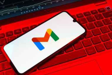 Prag, Çek Cumhuriyeti - 08 18 2025: Bir klavyede bir cep telefonu Google Gmail logosunu görüntüler. Google Gmail, mesaj göndermek ve almak için kullanılan bir e-posta servisidir..