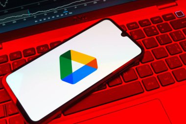 Prag, Çek Cumhuriyeti - 08 18 2025: Bir klavyede bir cep telefonu Google Drive logosu görüntüler. Google Drive dosyaları çevrimiçi depolamak ve paylaşmak için bir platformdur.