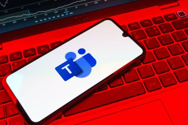 Prag, Çek Cumhuriyeti - 08 18 2025: Klavyede bir cep telefonu takım logosunu görüntüler. Takımlar takım işbirliği, toplantılar ve iletişim için bir platformdur..