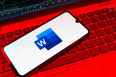 Prag, Çek Cumhuriyeti - 08 18 2025: Klavyede bir cep telefonu Word logosu sergiler. Word belge yaratmak ve düzenlemek için bir yazılımdır..