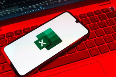 Prag, Çek Cumhuriyeti - 08 18 2025: Klavyede bir cep telefonu Excel logosu sergiler. Excel, tablo, veri analizi ve hesaplamalar için bir yazılımdır..