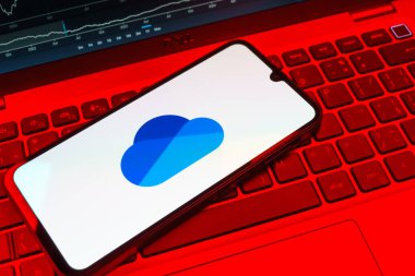 Prag, Çek Cumhuriyeti - 08 18 2025: Klavyede bir cep telefonu OneDrive logosu sergiler. OneDrive dosyaları kaydetmek ve paylaşmak için bir bulut depolama platformudur.