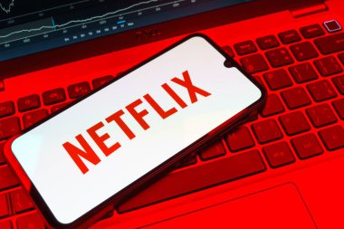 Prag, Çek Cumhuriyeti - 08 18 2025: Klavyede bir cep telefonu Netflix logosunu gösterir. Netflix sinema ve televizyon programları için bir yayın platformudur..