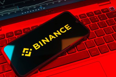 Prag, Çek Cumhuriyeti - 08 18 2025: Klavyede bir cep telefonu Binance logosunu gösterir. Binance dijital varlıkların ticareti için bir kripto para değiş tokuşu.