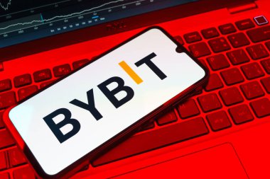 Prag, Çek Cumhuriyeti - 08 18 2025: Klavyede bir cep telefonu Bybit logosunu gösterir. Bybit şifreli para ve türev ticareti için bir platformdur.