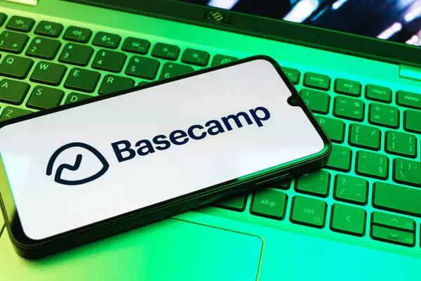Prag, Çek Cumhuriyeti - 08 01 2025: Bilgisayarın klavyesinde duran bir cep telefonu Basecamp logosunu gösterir. Temel amfi, takım işbirliği ve proje organizasyonu için bir platformdur..