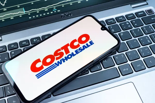 Prag, Çek Cumhuriyeti - 08 18 2025: Klavyede bir cep telefonu Costco logosu sergiler. Costco toptan satış yapan bir perakendecidir. Üyelere toptan ürün satar..