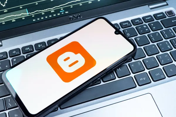 Prag, Çek Cumhuriyeti - 08 18 2025: Klavyede bir cep telefonu Blogger logosunu gösterir. Blogger blog oluşturma ve yayınlama için bir platformdur.