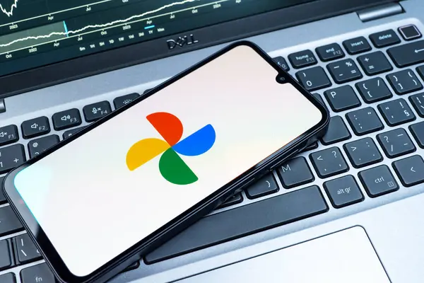 Prag, Çek Cumhuriyeti - 08 18 2025: Bir klavyede bir cep telefonu Google Photos logosunu görüntüler. Google Fotoğrafları fotoğraf ve videoları saklamak ve düzenlemek için bir platformdur.