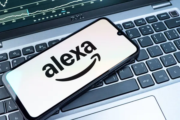 Prag, Çek Cumhuriyeti - 08 18 2025: Klavyede Alexa logosu bulunan bir cep telefonu. Alexa akıllı aygıtlar ve servisler için ses asistanıdır.