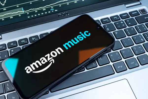 Prag, Çek Cumhuriyeti - 08 18 2025: Klavyede bir cep telefonu Amazon Müzik logosu sergiler. Amazon Müzik müzik müzik için bir platformdur..