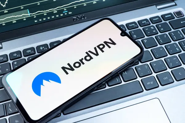 Prag, Çek Cumhuriyeti - 08 18 2025: Klavyede bir cep telefonu NordVPN logosu sergiler. NordVPN güvenli ve özel internet taraması için bir platformdur.