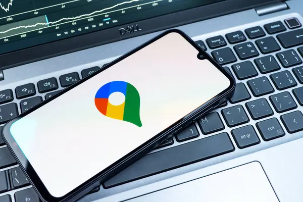 Prag, Çek Cumhuriyeti - 08 18 2025: Bir klavyede bir cep telefonu Google Maps logosu görüntüler. Google Maps haritalar, navigasyon ve konum hizmetleri için bir platformdur.