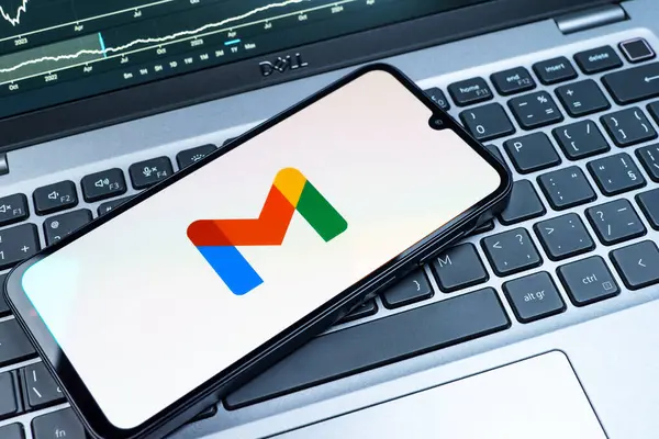 Prag, Çek Cumhuriyeti - 08 18 2025: Bir klavyede bir cep telefonu Google Gmail logosunu görüntüler. Google Gmail, mesaj göndermek ve almak için kullanılan bir e-posta servisidir..