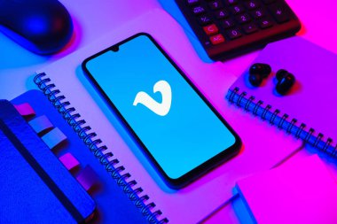 Prag, Çek Cumhuriyeti - 08 18 2025: Merkezde Vimeo logosunu gösteren bir cep telefonu ile ofis malzemeleri düzenlemesi. Vimeo, yüksek kaliteli video sunucu ve paylaşımı için bir platformdur.