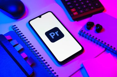 Prag, Çek Cumhuriyeti - 08 18 2025: Merkezinde Pro logosu sergilenen bir cep telefonu ile ofis malzemeleri düzenlemesi. Pro profesyonel video düzenleme için bir yazılımdır..